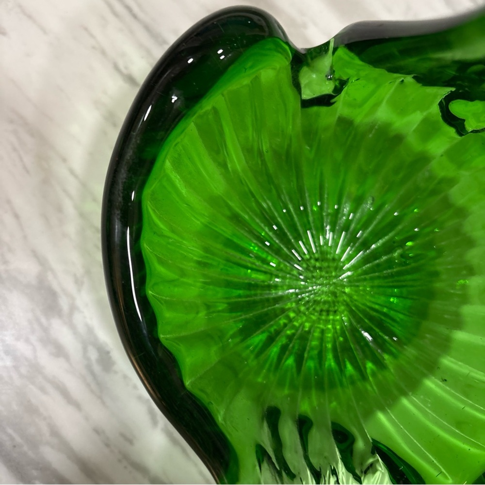 Elegant Green Glass Swan Figurine - Picture 11 of 13